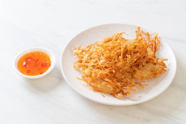 Kızarmış Enoki Mantarı veya Altın İğne Mantarı - vejetaryen ve vejetaryen yemek tarzı