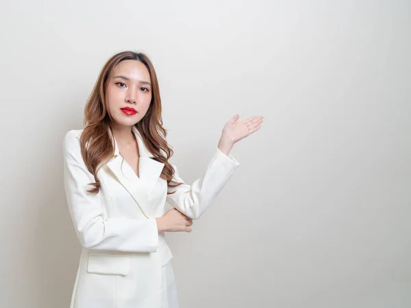 Güzel Asyalı Kadını Portresi Beyaz Arka Planda Sallayan Işaret Eden — Stok fotoğraf