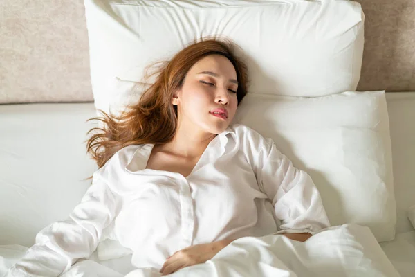 Potret Wanita Asia Yang Cantik Tidur Tempat Tidur Dengan Bantal — Stok Foto