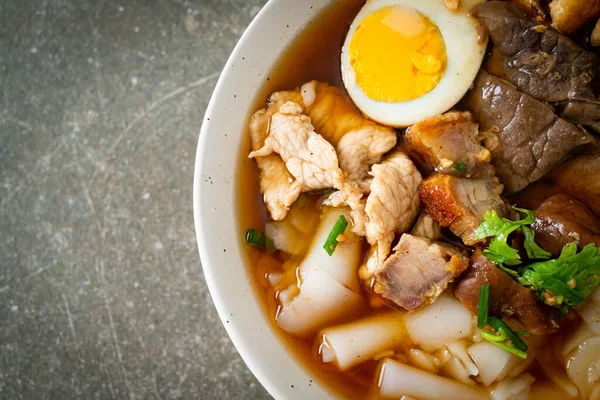 米粉やゆで卵の中華パスタスクエアと豚の茶色のスープ アジア料理スタイル — ストック写真