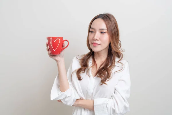 Retrato Bela Mulher Asiática Segurando Xícara Café Caneca Fundo Branco — Fotografia de Stock