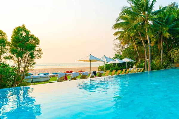 Sombrilla Silla Alrededor Piscina Con Vista Mar Para Vacaciones Concepto — Foto de Stock