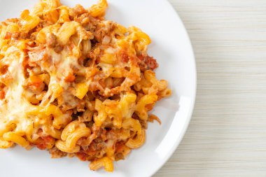 İtalyan usulü peynirli ev yapımı fırında makarna.