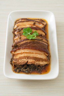 Mei Cai Kou Rou ya da Swatow Mustard Cubbage tarifli Buhar Göbekli Domuz eti - Çin yemeği tarzı
