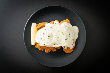 Kore usulü kremalı soğan soslu kar soğanı tavuğu ya da kızarmış tavuk.