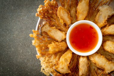 Kızarmış Enoki mantarı ve baharatlı soslu istiridye mantarı. Vejetaryen yemek tarzı.