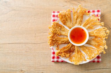 Kızarmış enoki mantarı ya da baharatlı soslu altın iğneli mantar - vejetaryen yemek tarzı.