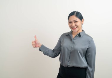 Beyaz arka planı olan Asyalı kadın portresi