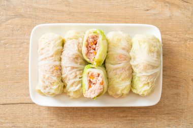 Çin lahanasına sarılı ev yapımı kıymalı domuz eti ya da haşlanmış lahana.