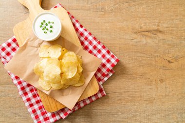 Ekşi krema soslu patates cipsi.