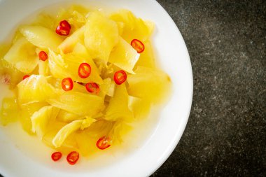 Baharatlı salata turşusu lahana ya da susam yağlı kereviz Asya yemeği tarzı.