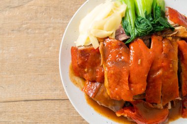 Pekin ördeği ya da ızgara kırmızı soslu kızarmış ördek Çin yemeği tarzı.