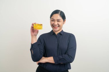 Beyaz arka planda kredi kartı tutan Asyalı kadın portresi