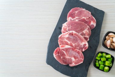 Taze domuz boyunlu ya da yakalı domuz eti ve terbiye edilecek malzemeler.