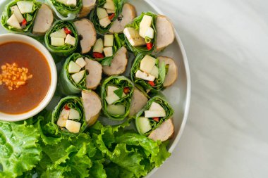 Vietnam köftesi dürümü veya Vietnam salatası dürümü veya Namnueng veya Nem Nuong - Asya yemeği tarzı
