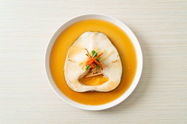 Soya soslu haşlanmış morina balığı ya da buğulanmış kar balığı ya da soya soslu Şili Bası.