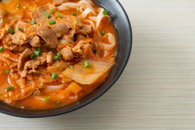 Kore udon eriştesi ve kimchi çorbası, Asya usulü.