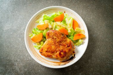 Teppanyaki teriyaki lahana ve havuçlu tavuk bifteği.