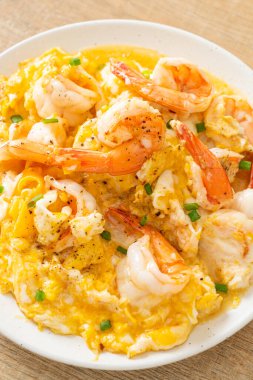 Karidesli ev yapımı kremalı omlet veya çırpılmış yumurta ve karides.