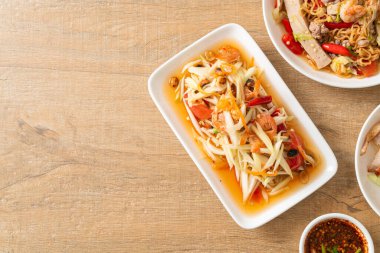 Som Tum - Baharatlı papaya salatası - Tayland yemeği tarzı