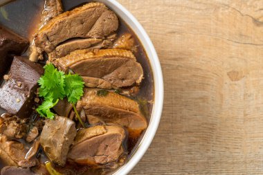 Güveçte ördek mi yoksa soya soslu ve baharatlı buğulanmış ördek mi? Asya usulü.