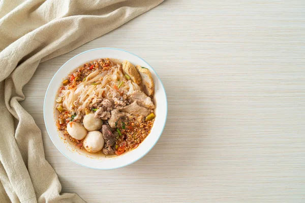 スパイシーなスープの中に豚肉とミートボールの麺またはアジアスタイルのトム ユーム麺 — ストック写真