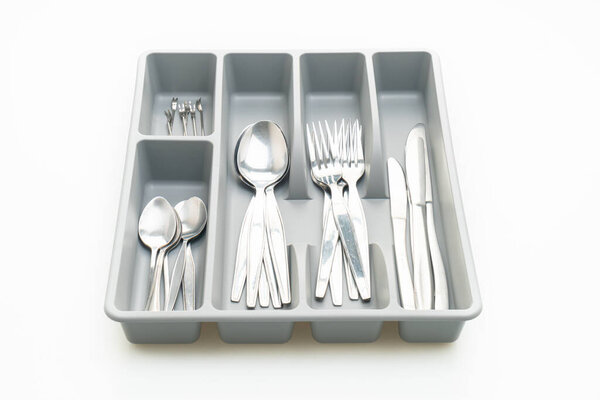 Кухонная коробка со столовыми приборами для ложек, вилок, ножей изолированы на белом фоне