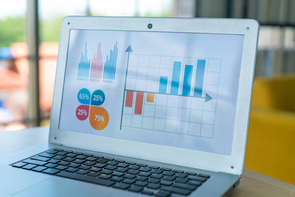 экран ноутбука с бизнес-графиком - бизнес-концепция