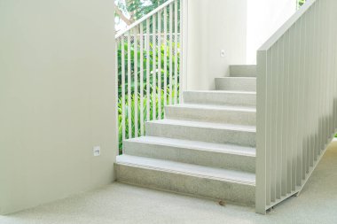 Güzel merdivenler ve beyaz tırabzanlar.