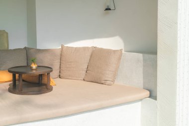 Bahçe kanepesinde rahat yastıklar.