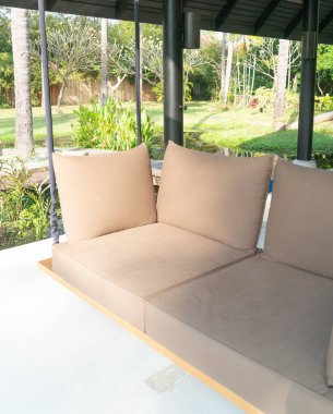 Boş kanepe dinlenmek için bahçede sallanıyor.