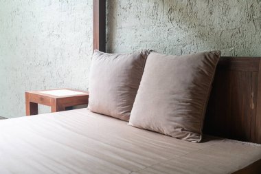 Yastık süslemesi balkondaki veranda yatağında.