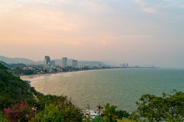 Hua Hin şehrinin manzarası gün batımında Tayland 'da yükselir.