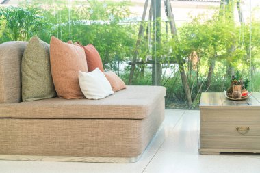 kanepede güzel ve rahat yastık dekorasyonu