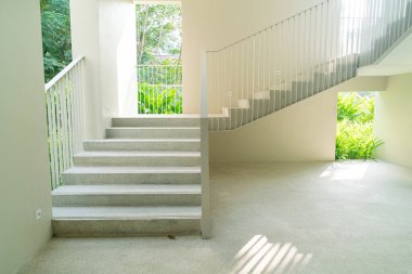 Güzel merdivenler ve beyaz tırabzanlar.