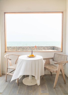 boş asgari tablo ve yan pencere üzerinde sandalye