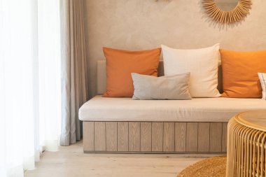 kanepede güzel ve rahat yastık dekorasyonu