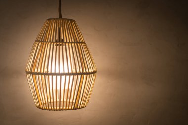 Güzel hasır ya da rattan asılı lamba