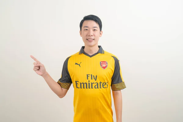 Bangkok Thailand Nummer 2021 Ung Asiatisk Mann Med Arsenalskjorte Med – stockfoto