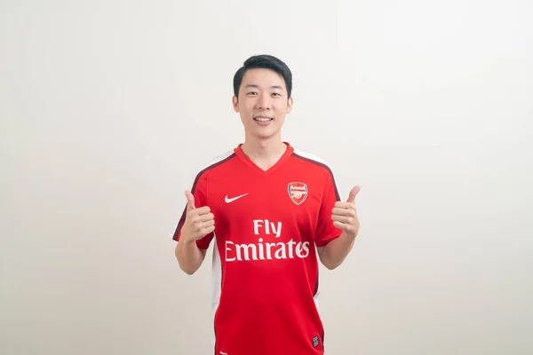 Bangkok Tailândia Novembro 2021 Jovem Asiático Vestindo Camisa Arsenal Com — Fotografia de Stock
