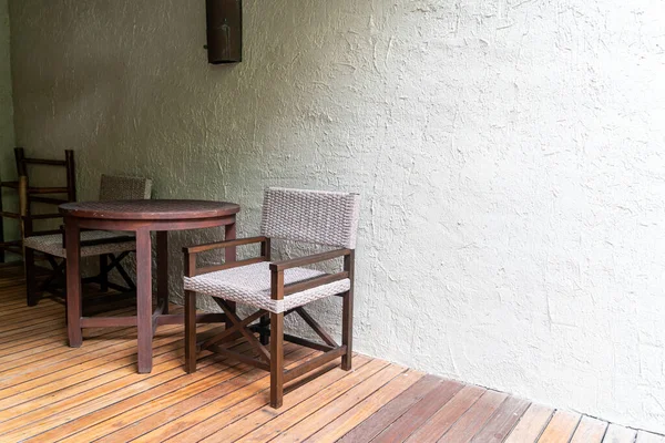 Leerer Gartenterrassenstuhl Auf Dem Balkon — Stockfoto