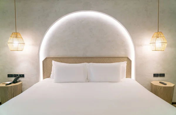 ベッドの上の快適な白い枕の装飾 — ストック写真