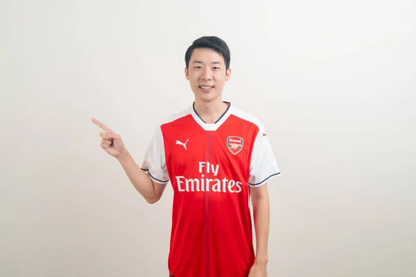 Bangkok Thailand November 2021 Pria Muda Asia Mengenakan Kaos Arsenal — Stok Foto