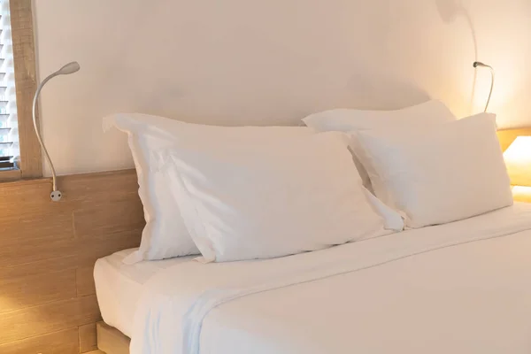 Comfortable White Pillows Decoration Bed — Stockfoto