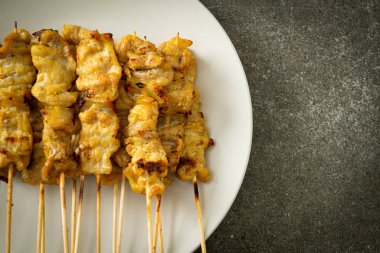 Fıstık soslu domuz eti turşusu salatalık dilimleri ve sirkeli soğan Asya yemeği tarzı.