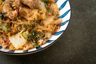 Kızarmış Tayland usulü Sukiyaki ya da Sukiyaki soslu domuz ve sebzeli karışık vermicelli Asya yemeği.