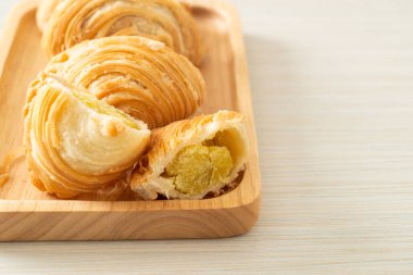 Körili puf böreği. Tahta tabakta doldurulmuş fasulye.