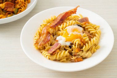Carbonara fusilli makarna baharatlı pastırma - İtalyan yemeği tarzı.