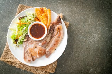 Tayland baharatlı soslu ızgara domuz pirzolası bifteği veya Jaew sosu - füzyon yemeği tarzı