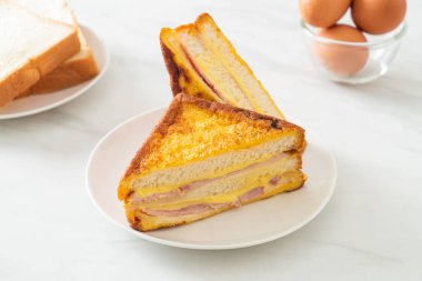 Beyaz tabakta ev yapımı jambonlu peynir.